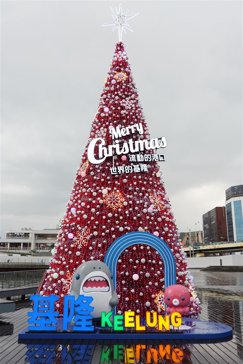 《光耀基隆.點亮港灣》以愛與和平映照基隆四百年的城市願景。(圖/基隆市文化觀光局提供)