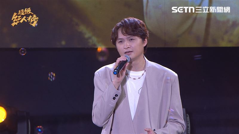 金曲歌王陳建瑋深情演繹《黃昏的故鄉》。(圖/超級紅人榜提供)