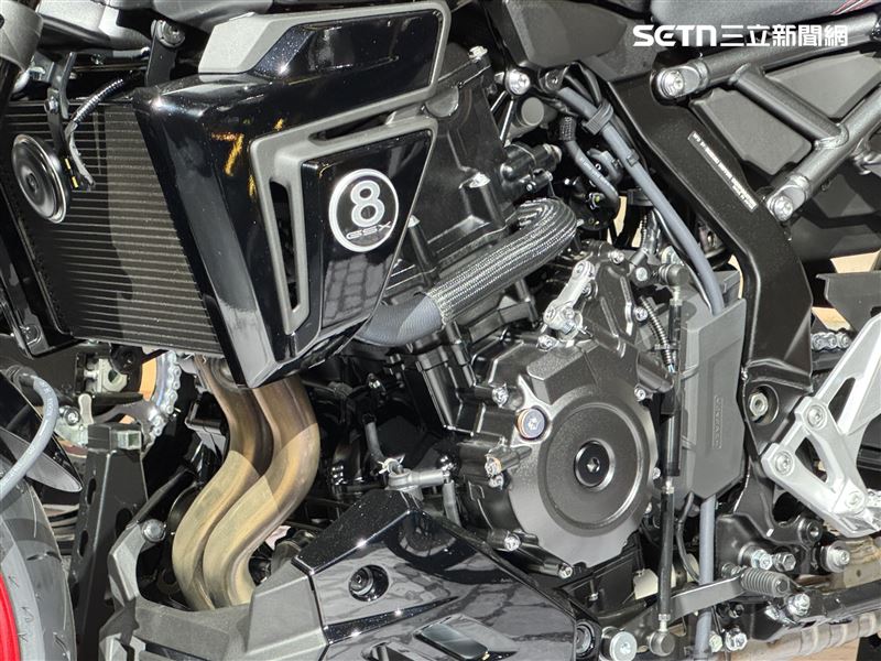 車側的「8」字源自撞球8號球,象徵王牌地位。(圖/鍾釗榛攝影)