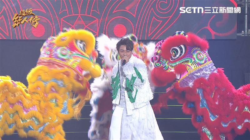 余凱揚攜手舞獅團嗨唱《中壇元帥》。(圖/超級紅人榜提供)