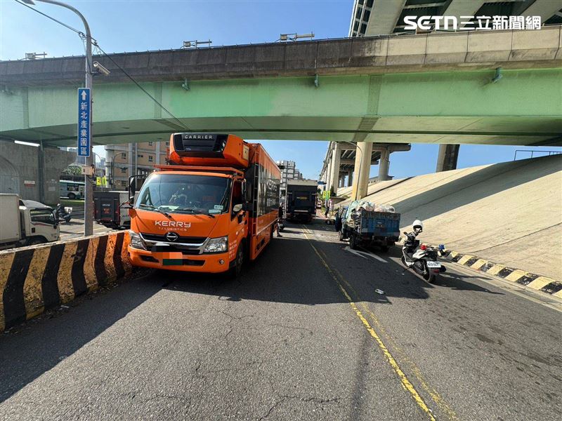 呂男駕駛大貨車疑身體不適,釀追撞車禍4人受傷送醫。(圖/翻攝畫面)