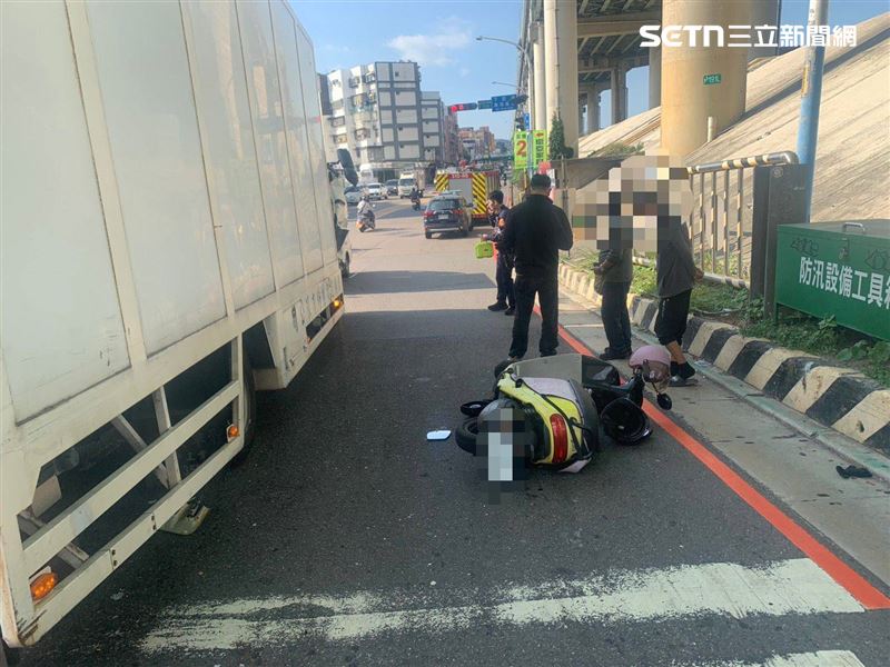 呂男駕駛大貨車疑身體不適,釀追撞車禍4人受傷送醫。(圖/翻攝畫面)
