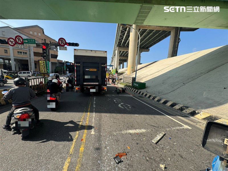 呂男駕駛大貨車疑身體不適,釀追撞車禍4人受傷送醫。(圖/翻攝畫面)