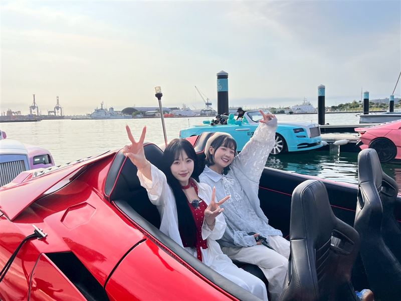 籃籃(右)合照Mingo。(圖/民視提供)