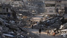 UNRWA是聯合國在1949年成立的機構，負責在加薩、約旦河西岸2等地運作，提供數百萬名巴勒斯坦人教育、食物、醫療與庇護。（圖／美聯社／達志影像）