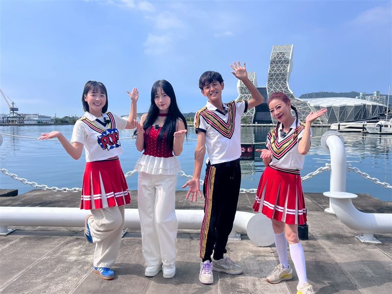 籃籃(左起)、Mingo、阿翔跟楊繡惠出外景。(圖/民視提供)