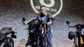 王陽明成為台灣首位SUZUKI GSX-8TT車主。（圖／SUZUKI提供）