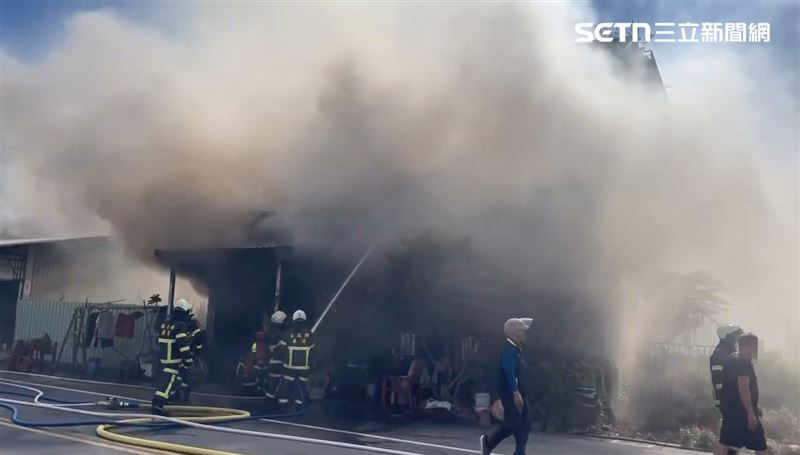 南投草屯民宅火警,七旬婦煮食忘了關火就出門,在家午睡的丈夫差點被燒死。(圖/翻攝畫面)