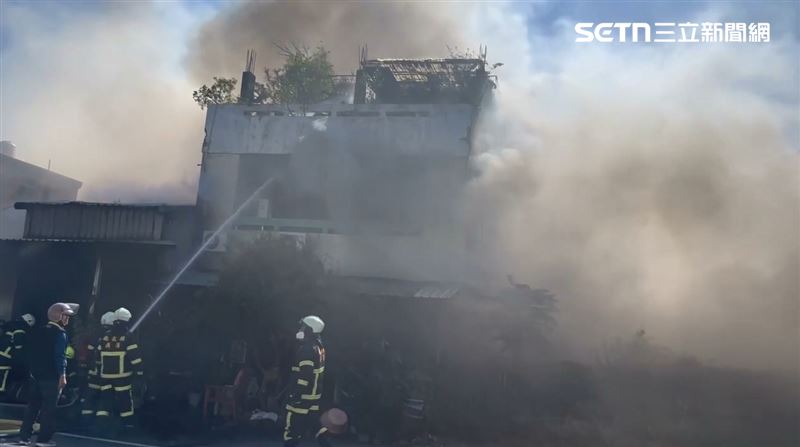 二層樓透天厝起火,火勢迅速延燒,現場濃煙四散。(圖/翻攝畫面)