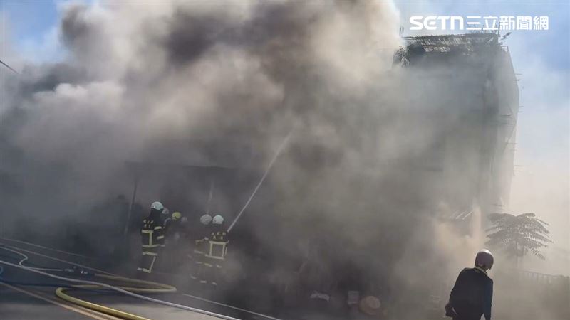 二層樓透天厝起火,火勢迅速延燒,現場濃煙四散。(圖/翻攝畫面)