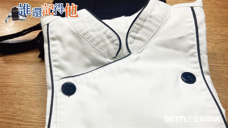 烘焙師陳育邦遇害後,家屬幾乎一件不留遺物,唯獨主廚衣服和甜點食譜筆記本被珍藏了起來。那套黑色制服,成為姊姊陳昱芳上法院的「戰袍」,象徵著弟弟未竟的專業與夢想;而那本手寫食譜,則記錄了陳育邦對烘焙的無盡熱情與創意,是他留給世界最甜蜜也最沉痛的印記。(圖/家屬提供)