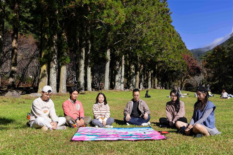 行程中,將帶領遊客進行「森林療癒」,透過漫步林間、冥想,進行與自我的深度對話,釋放壓力。(圖/旅宿業者提供)
