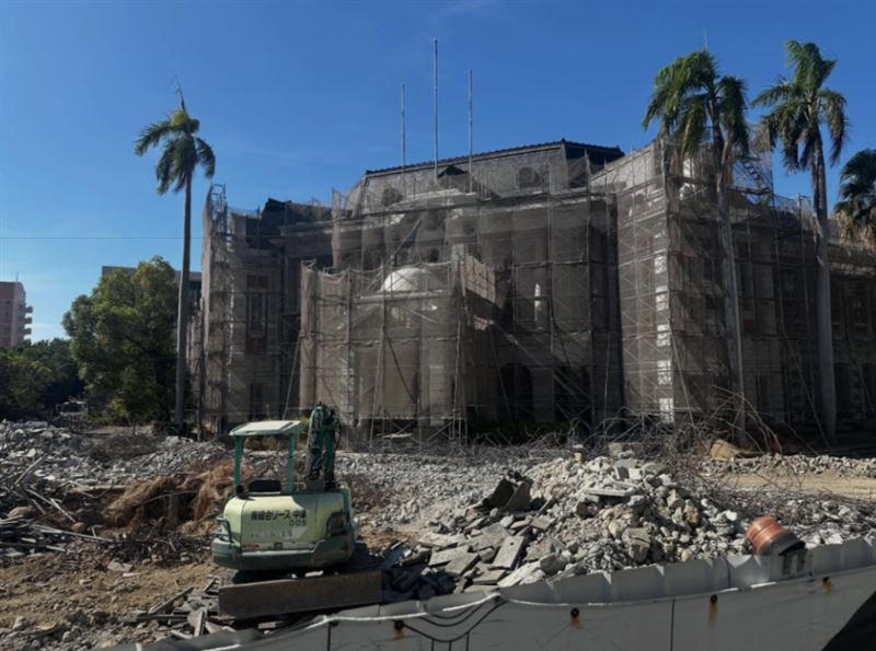 網友直批廣場如同廢墟,具有紀念意義的噴水池竟被拆除。(圖/翻攝自Threads @gigichangcc)