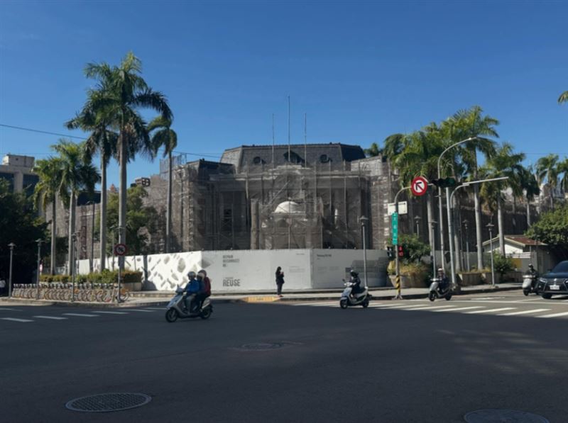 台中州廳封館修復已5年,路過民眾目睹州廳現況直批慘不忍睹。(圖/翻攝自Threads @gigichangcc)