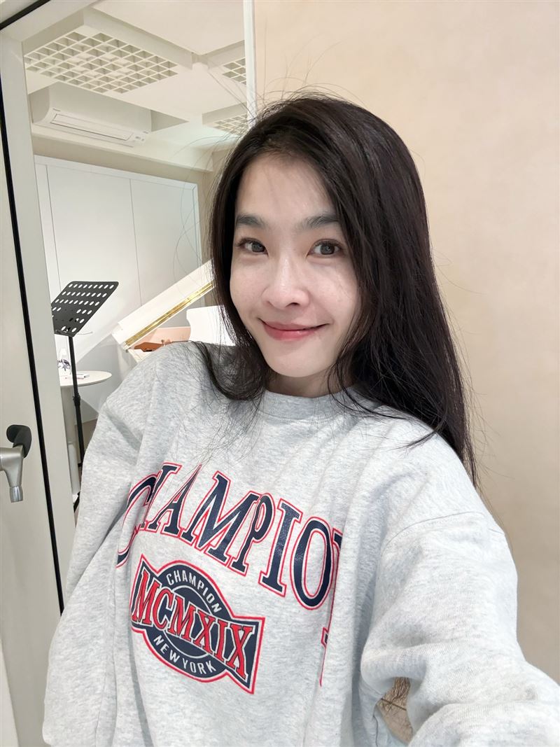 小嫻目前主修聲樂、選修鋼琴。(圖/翻攝自小嫻臉書)