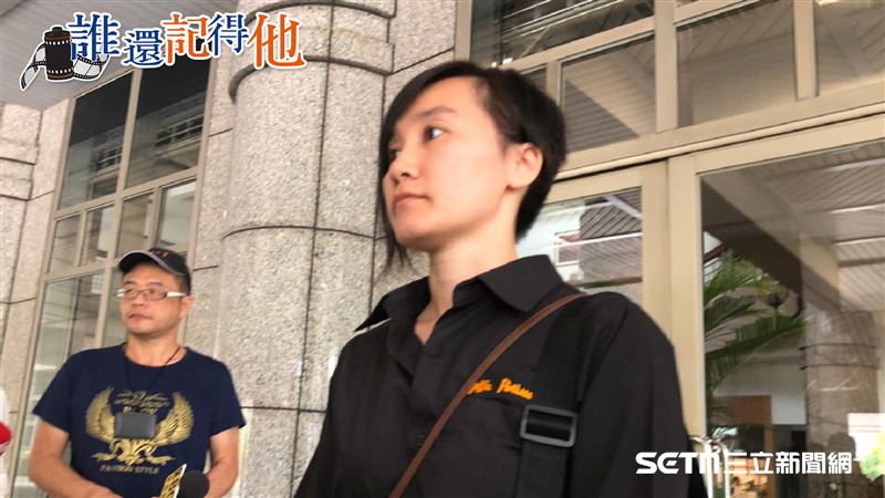 每次出庭,陳昱芳都會穿上弟弟烘焙店的黑色制服,這不僅是一種無聲的抗議與紀念,更是在法庭上提醒所有人:站在這裡的,是一位因為酒駕而失去夢想的專業人士的家屬。這套制服成為她爭取公義的「戰袍」,象徵著弟弟未竟的生命與甜點事業。(資料照/記者張雅筑攝影)