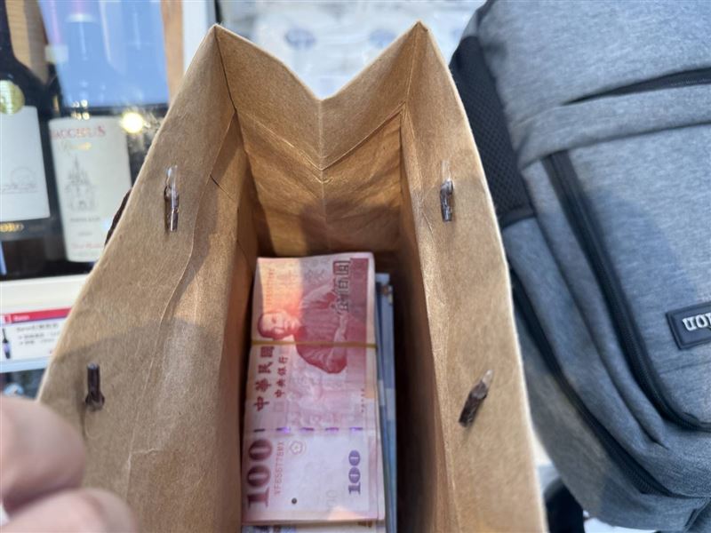 被害人面交100多萬時,警方上前逮車手。(圖/翻攝畫面)