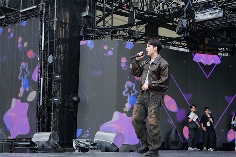 「巨星耶誕演唱會—The Greatest Show」彩排首(11)日,李東軒率先登場。(圖/TVBS提供)