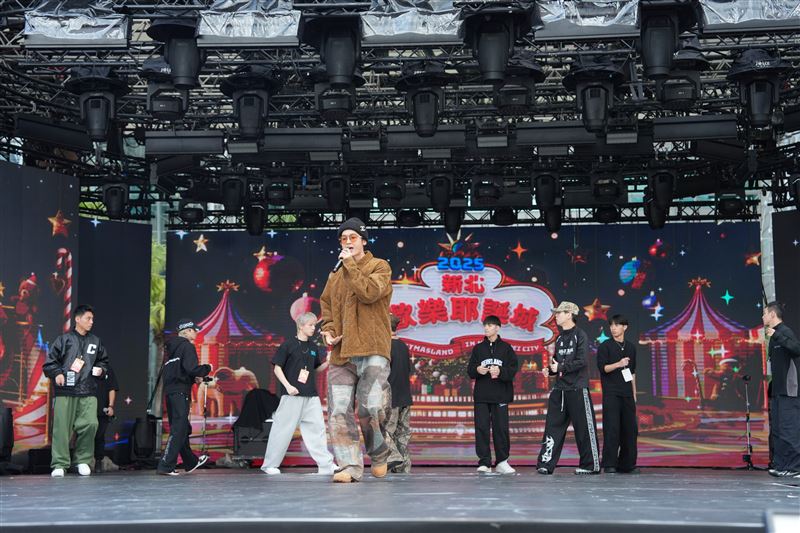 小樂吳思賢接力演唱,讓提前到現場等待的歌迷一飽耳福。(圖/TVBS提供)