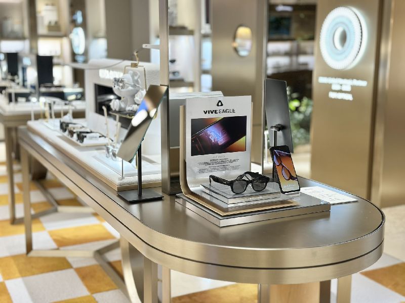 宏達電宣布,旗下AI智慧眼鏡VIVE Eagle在香港開賣,攜手電信商1O1O、csl、SmarTone,以及眼鏡通路溥儀眼鏡(Puyi Optical),結合5G服務與配鏡流程,打造一站式AI穿戴體驗。(宏達電提供)