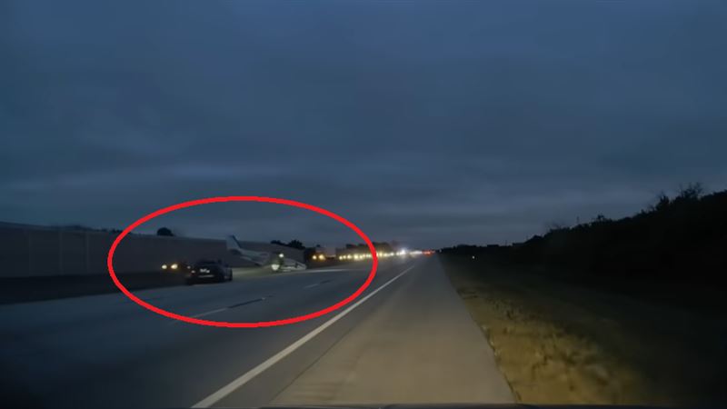 轎車女駕駛奇蹟輕傷,機上兩人則毫髮無傷。(圖/翻攝自YouTube)