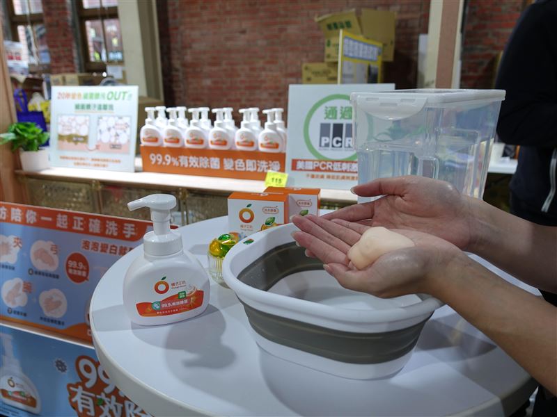 橘子工坊參與家樂福世界風味節活動,現場供消費者體驗橘子工坊「變色泡泡洗手慕斯」。(圖/品牌業者提供)