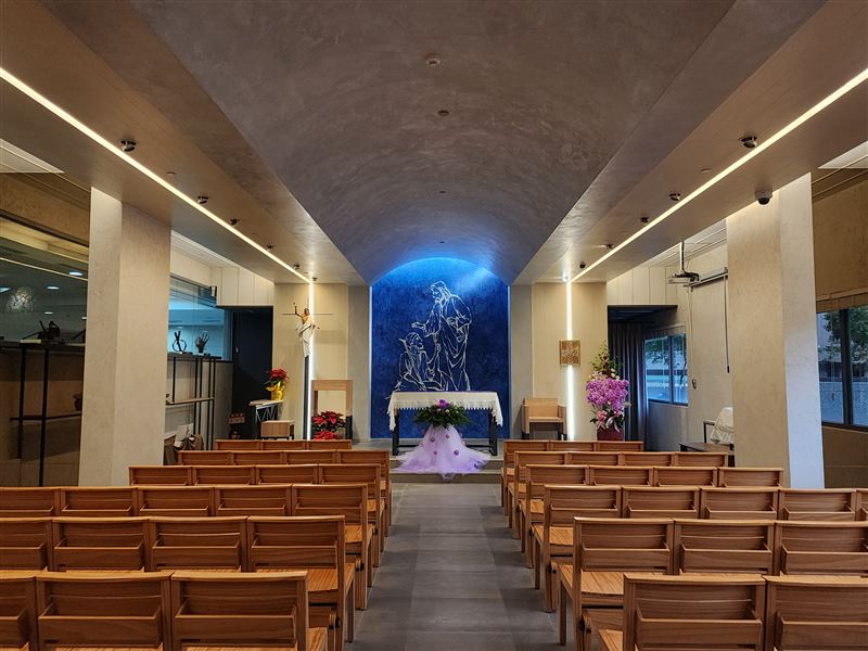 前輔大校長江漢聲死裡逃生曝心聲，為祂創立「被天主祝福的醫院」。堅持馬太福音聖經25：40 《弱者的守護》精神：凡你們對我這些最小兄弟中的一個所做的，就是對我做的。圖為輔大醫院 一樓教堂。（圖／記者鍾志鵬攝影）
