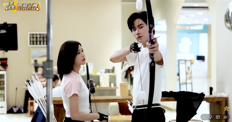 陳妍希(左)新劇搭檔周柯宇有多場吻戲。(圖/翻攝自YouTube)