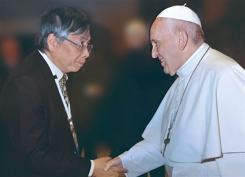 前輔大校長江漢聲死裡逃生曝心聲，為祂創立「被天主祝福的醫院」。堅持馬太福音聖經25：40 《弱者的守護》精神：凡你們對我這些最小兄弟中的一個所做的，就是對我做的。（圖／金塊文化提供）