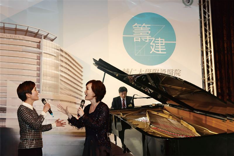 前輔大校長江漢聲死裡逃生曝心聲，為祂創立「被天主祝福的醫院」。堅持馬太福音聖經25：40 《弱者的守護》精神：凡你們對我這些最小兄弟中的一個所做的，就是對我做的。圖為兩大知名主播沈春華、李豔秋同台負開唱，江漢聲伴奏。（圖／金塊文化提供）