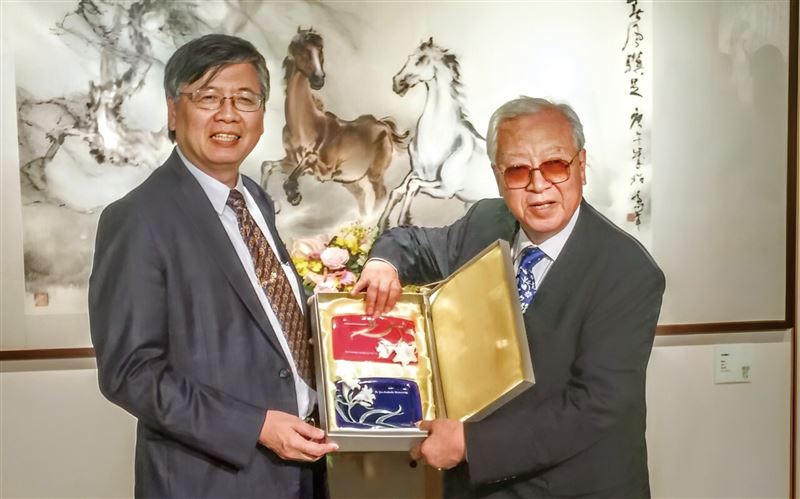 前輔大校長江漢聲死裡逃生曝心聲，為祂創立「被天主祝福的醫院」。守護馬太福音聖經25：40 《弱者的守護》：凡你們對我這些最小兄弟中的一個所做的，就是對我做的。圖右為 已故嶺南派大師 歐豪年。（圖／金塊文化提供）