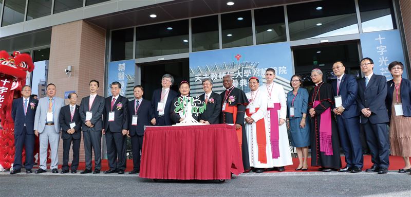 前輔大校長江漢聲死裡逃生曝心聲，為祂創立「被天主祝福的醫院」。堅持馬太福音聖經25：40 《弱者的守護》精神：凡你們對我這些最小兄弟中的一個所做的，就是對我做的。圖為 2017年輔大醫院落成。（圖／金塊文化提供）