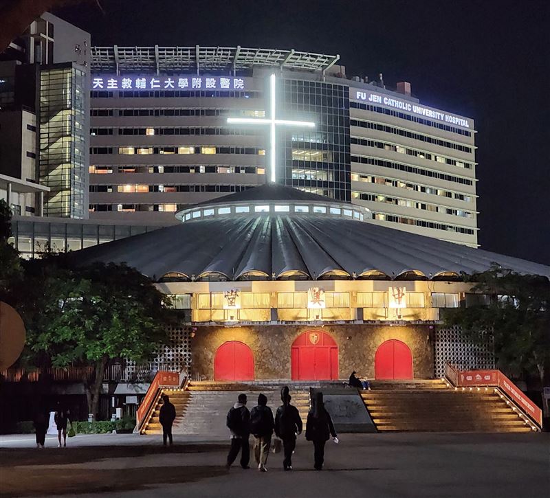 前輔大校長江漢聲死裡逃生曝心聲，為祂創立「被天主祝福的醫院」。堅持馬太福音聖經25：40 《弱者的守護》精神：凡你們對我這些最小兄弟中的一個所做的，就是對我做的。（圖／金塊文化提供）