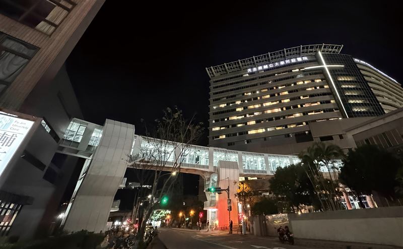 前輔大校長江漢聲死裡逃生曝心聲，為祂創立「被天主祝福的醫院」。堅持馬太福音聖經25：40 《弱者的守護》精神：凡你們對我這些最小兄弟中的一個所做的，就是對我做的。（圖／金塊文化提供）