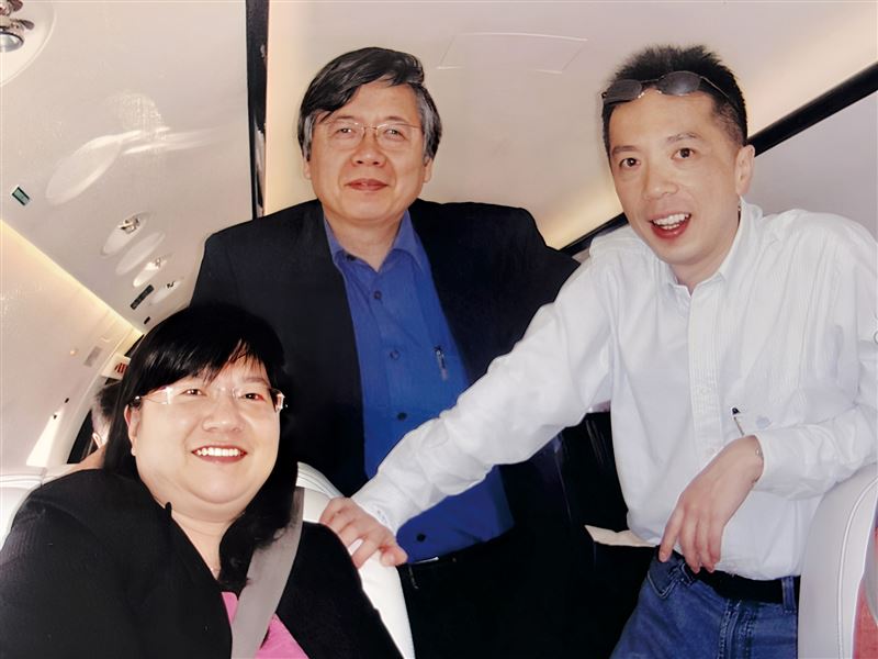 前輔大校長江漢聲死裡逃生曝心聲，為祂創立「被天主祝福的醫院」。守護馬太福音聖經25：40 《弱者的守護》：凡你們對我這些最小兄弟中的一個所做的，就是對我做的。圖右為湧源基金會執行長 陳致遠。（圖／金塊文化提供）