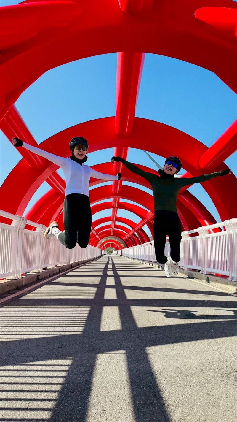 方文琳 (右) 和女兒于齊薇 (左) 在環島途中開心拍照。 （圖／捷安特旅遊提供）