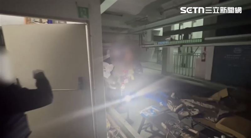 郭姓老翁因住家遭法拍、無處可去,竟回到過去擔任管理員的原大樓內,悄悄將廢棄地下室的機械車位改造成「私人住所」。(圖/翻攝畫面)