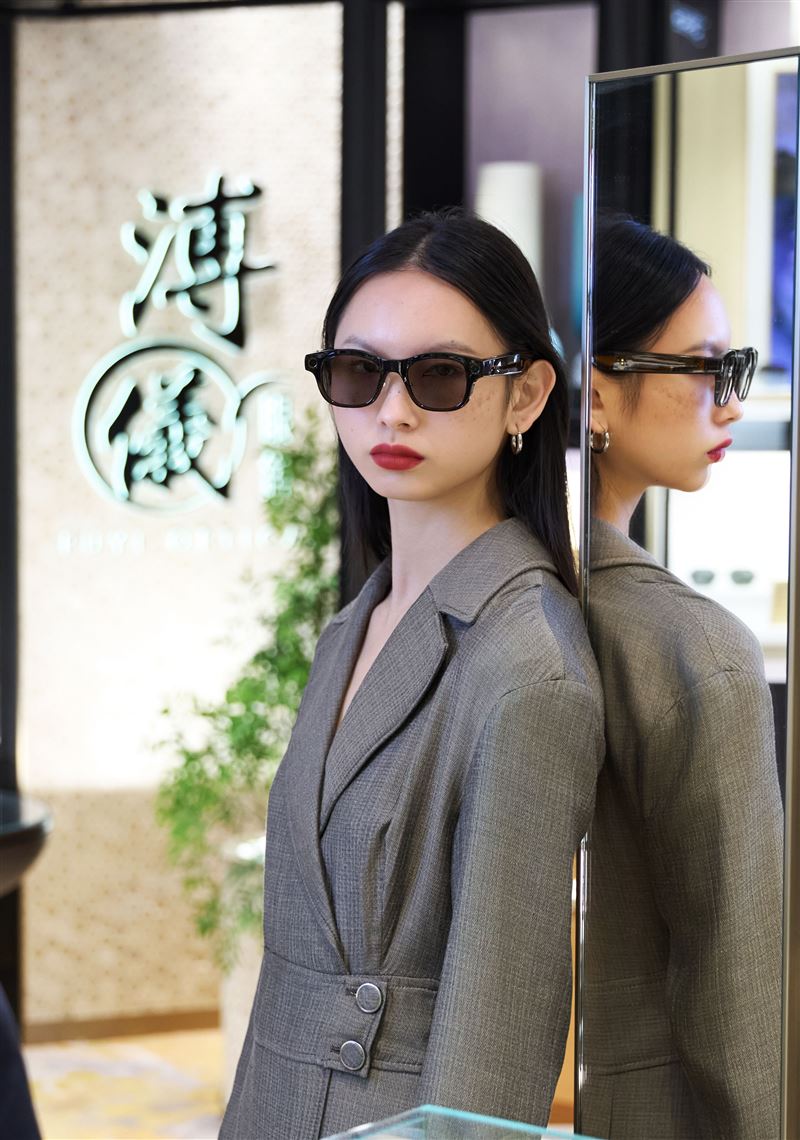 可透過自然語音與AI連續對話、設定行程、搜尋資訊或記錄生活,讓AI科技自然融入日常。(圖/宏達電提供)