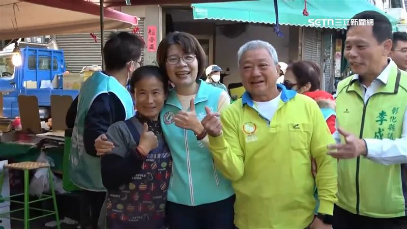 黃秀芳近距離跟鄉親互動，展現高人氣