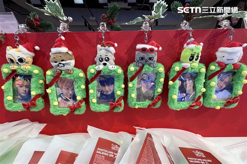 BOYNEXTDOOR官方角色「BBNEXDO」台北快閃店有多種商品。(圖/記者趙于瑩攝影)