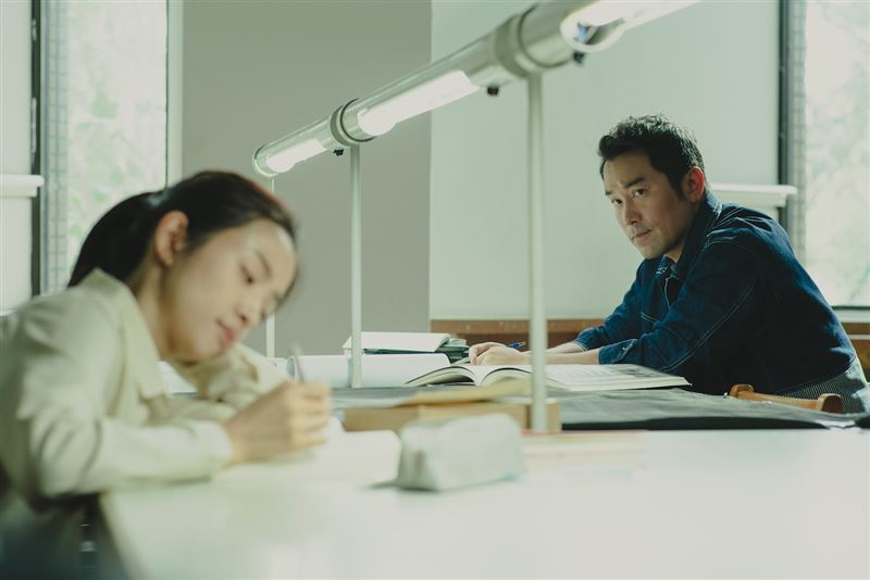 《深度安靜》張孝全(右)、林依晨首次圖書館邂逅,「書寫聲」意外傳情。(圖/風起娛樂提供)