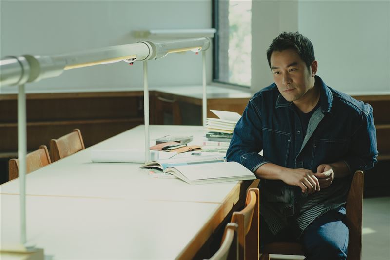 關鍵邂逅場景片段,張孝全無聲勝有聲的即興演出,讓角色情感自然流露。(圖/風起娛樂提供)