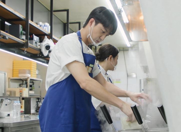 江宏傑擔任二廚做菜畫面。(圖/中天提供)