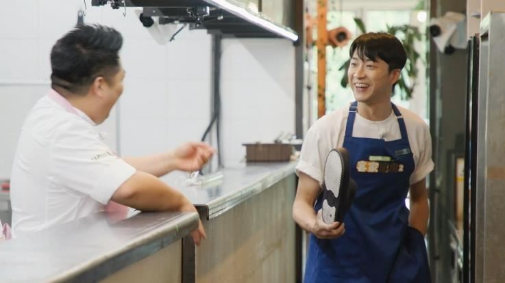 江宏傑(右)與廚師李元日玩鬧畫面。(圖/中天提供)