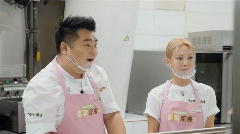 廚師李元日(左)與少女時代孝淵同台。(圖/中天提供)