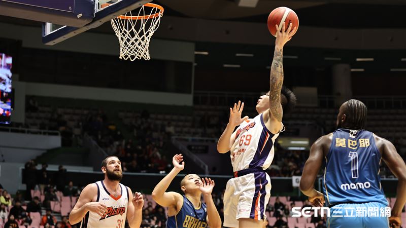 PLG例行賽,璞園領航猿前鋒盧峻翔籃下拋投。(圖/記者劉彥池攝影)