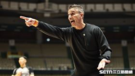 PLG例行賽，璞園領航猿總教練卡米諾斯槓上裁判。（圖／記者劉彥池攝影）