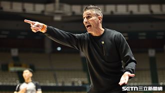 PLG例行賽，璞園領航猿總教練卡米諾斯槓上裁判。（圖／記者劉彥池攝影）