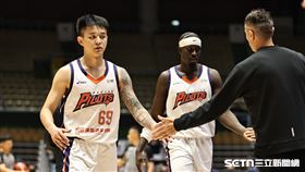 PLG例行賽，璞園領航猿前鋒盧峻翔和總教練卡米諾斯擊掌。（圖／記者劉彥池攝影）