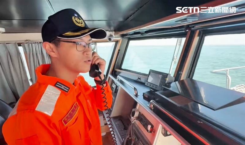 海巡人員以中英文驅趕。（圖／海巡署金馬澎分署提供）